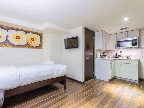 4th image of 111 E 39th St #1