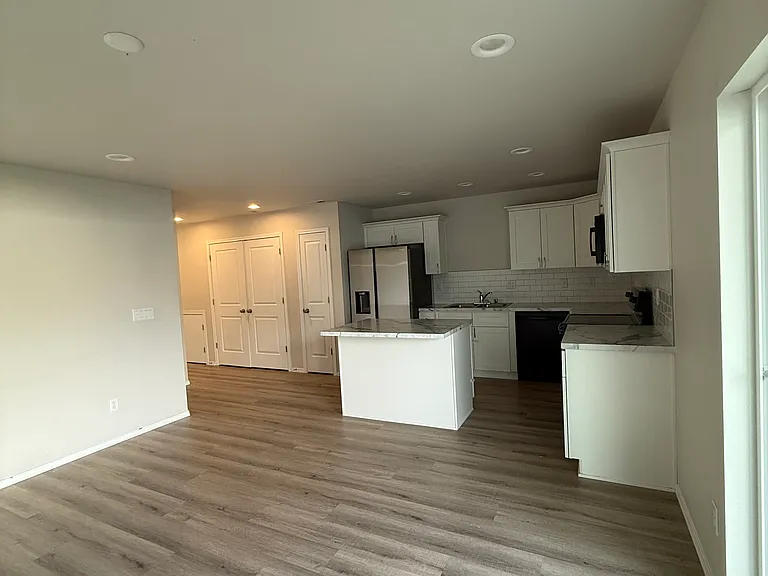 328 W 6th St — Photo 5