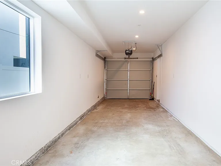 10910 W Hesby St #1/2 — Photo 4