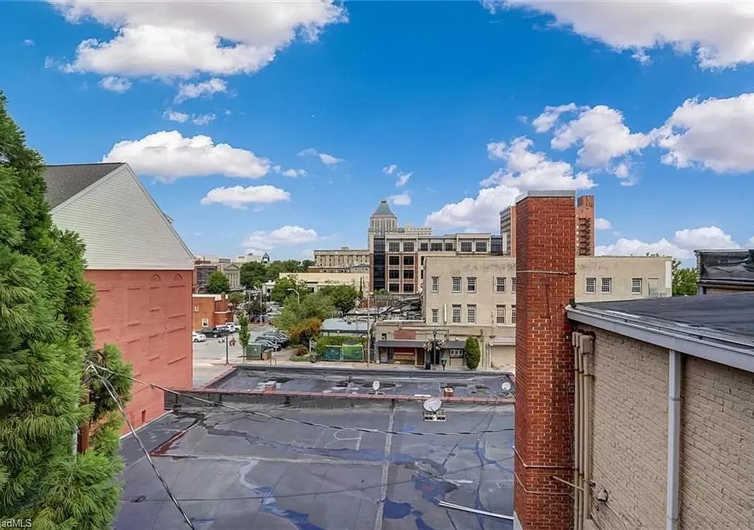 1 bedroom 1 bathroom Downtown Living Spacious Condo in the heart of Greensboro — Photo 3