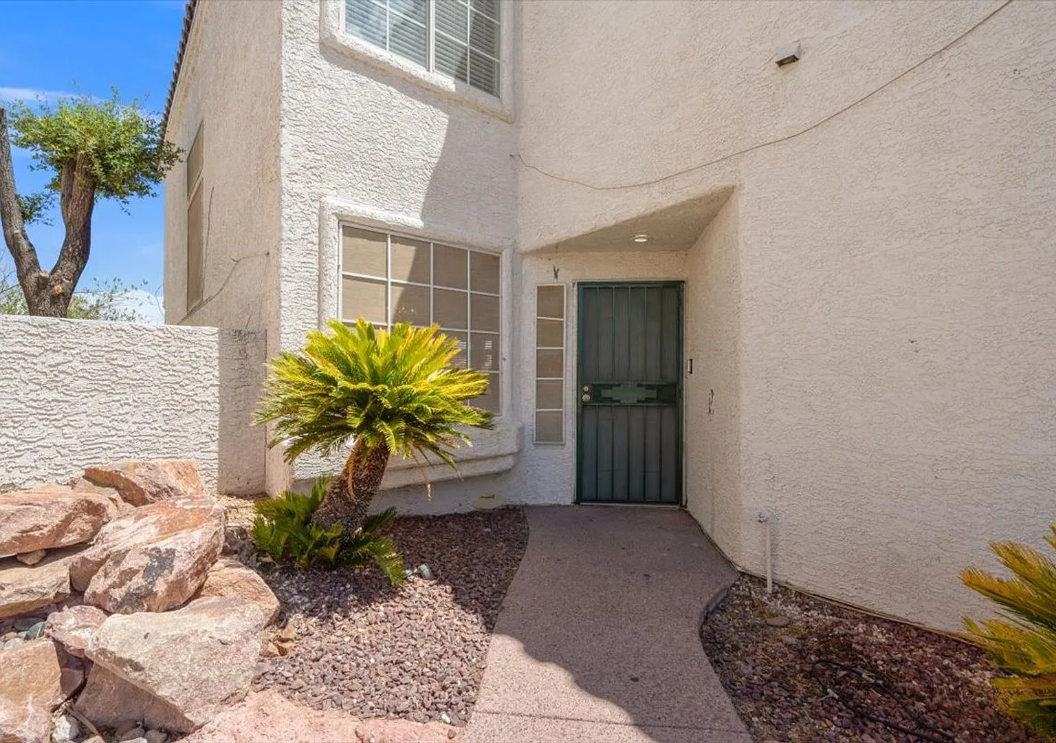 Bright & Spacious 4Bd Home with Vaulted Ceilings & Outdoor Kitchen — Photo 3