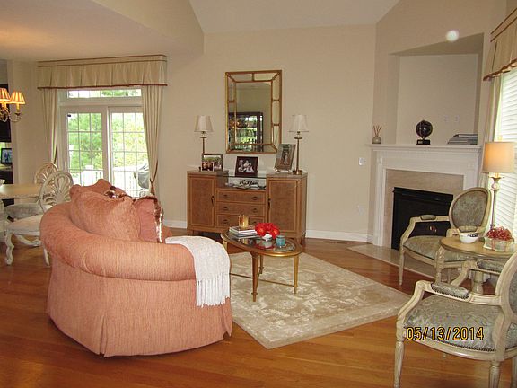 3rd image of 900 Lynnfield St #4