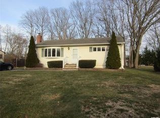 35 Commonwealth Ave, Lake Grove, NY 11755