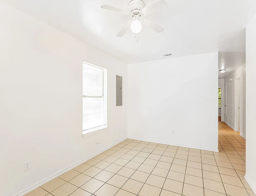 3 bed, 2.0 bath, 924 sqft, $1,500 — Photo 3