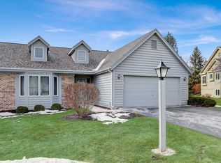 21445 Hallendale Ct, Brookfield, WI 53045