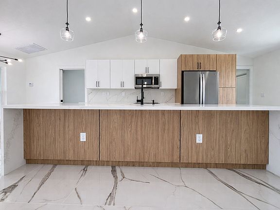 2nd image of 3018 NE 1st Pl