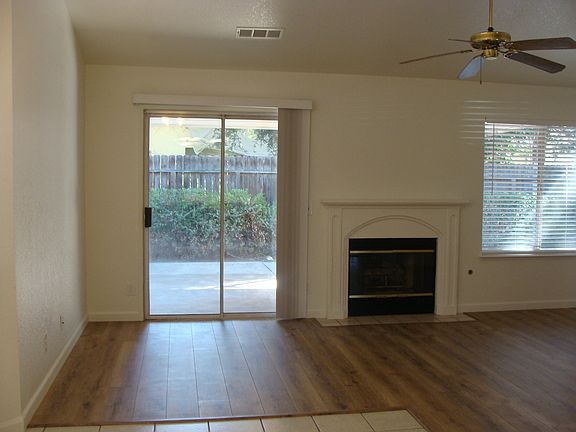 3rd image of 2452 N El Capitan Ave