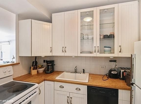 Kitchen with access to the living room.