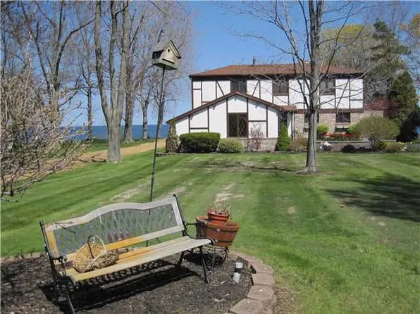 527 Ontario Dr, Ontario, NY 14519