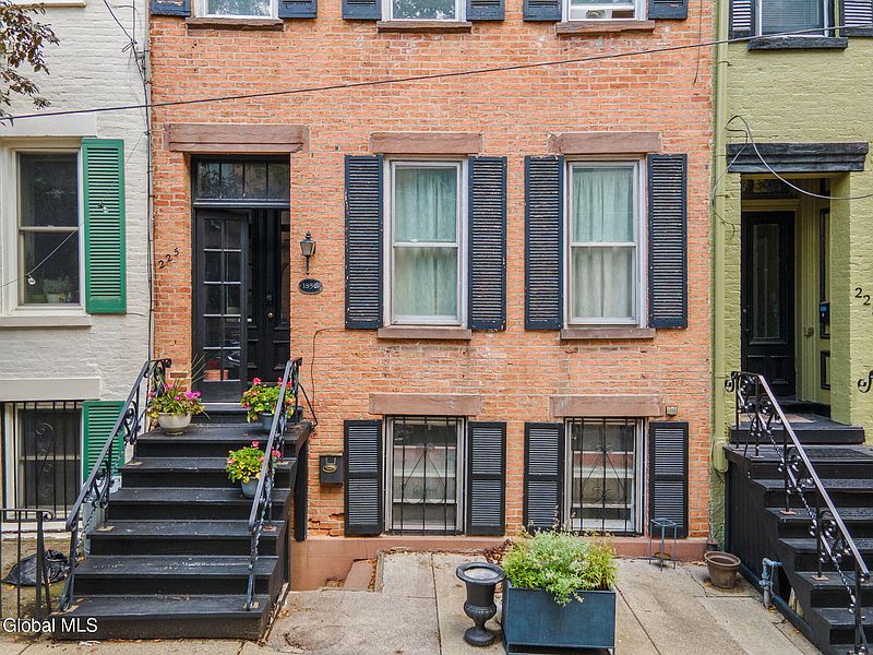 3rd image of 225 Jay Street