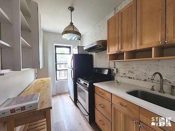 3rd image of 579 Hancock St #3A