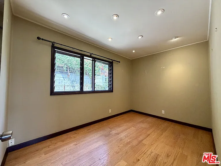 6871 Pacific View Dr — Photo 19