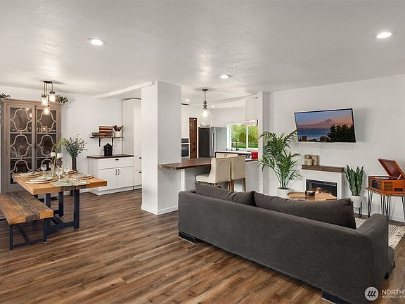 2nd image of 16009 Broadway Avenue