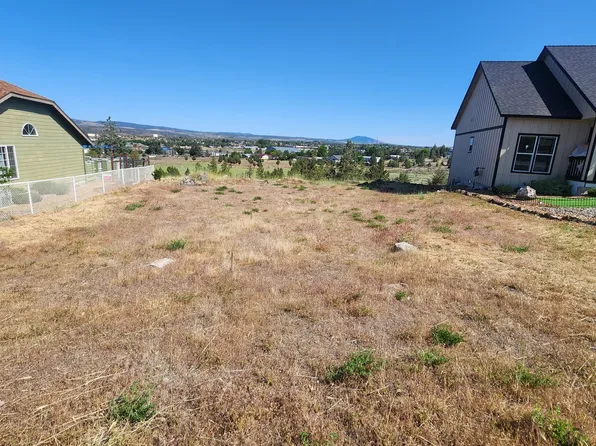 825 SW Sunnyside Dr, Madras, OR 97741