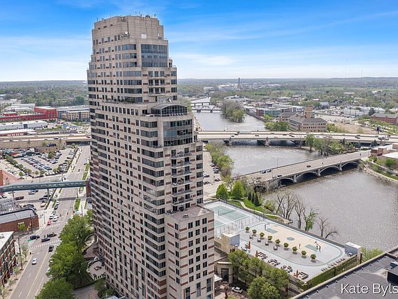 4th image of 33 Campau Cir NW