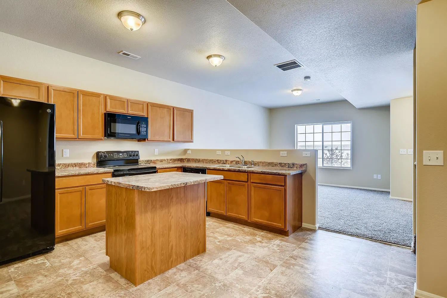 3 bed, 2.5 bath, 1606 sqft, $1,950 — Photo 3