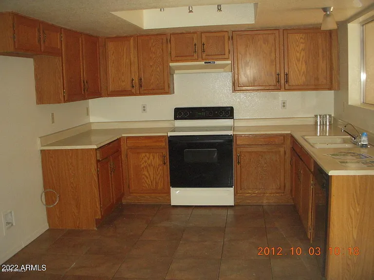 1109 N Oak Ct — Photo 2