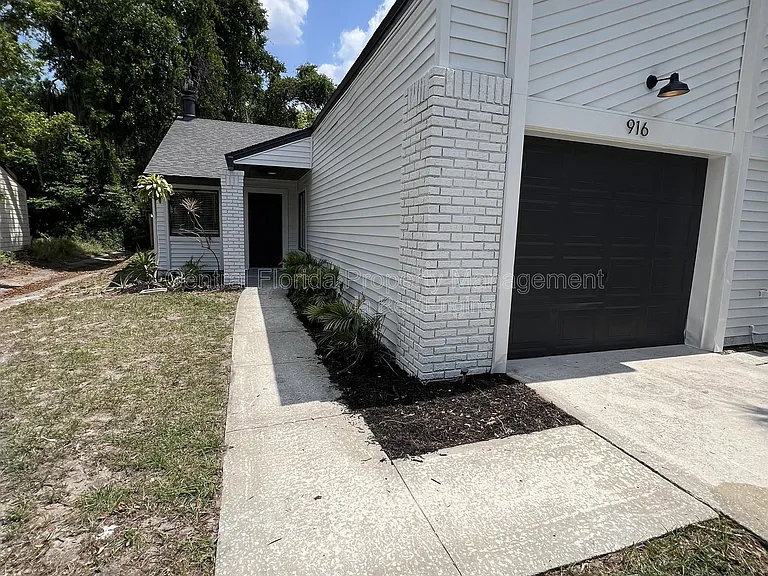 916 Robinhood Ct — Photo 2