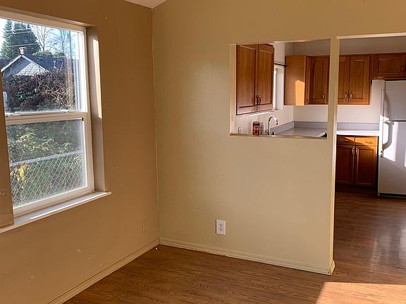 3rd image of 813 N Pacific Ave