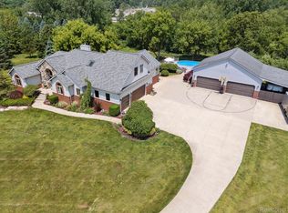 2365 Chilson Meadows Ln, Howell, MI 48843