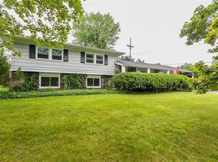 60 Round Trail Dr, Pittsford, NY 14534