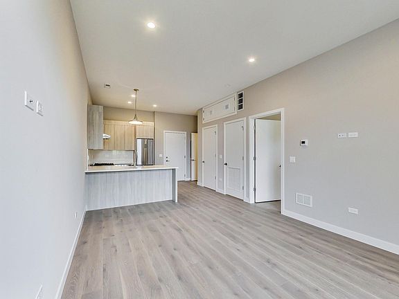 4th image of 3763 N Sheffield Ave #209
