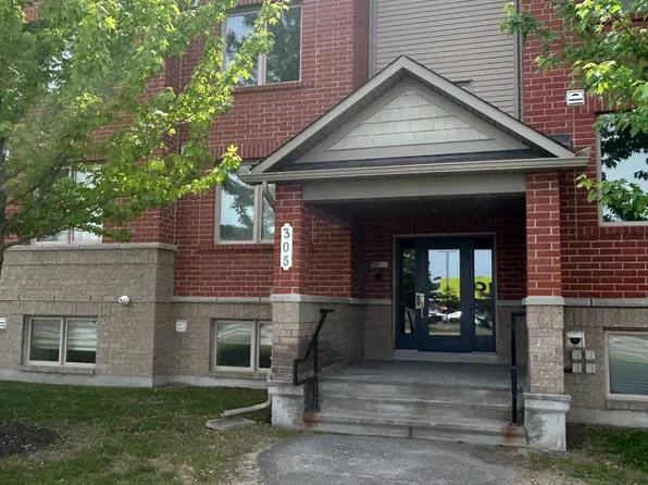 305 Cresthaven Dr #1, Ottawa, ON K2G 4R5