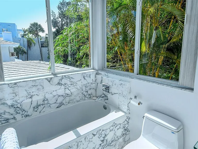 213 N Washington Dr — Photo 66