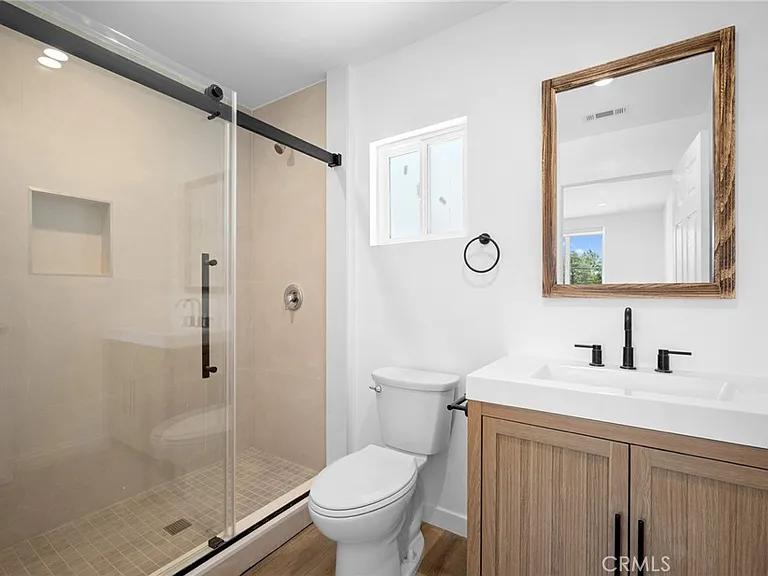 1049 Yarmouth Ave — Photo 15