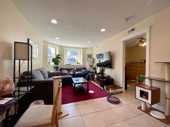 2415 N Kimball Ave #G, Chicago, IL 60647