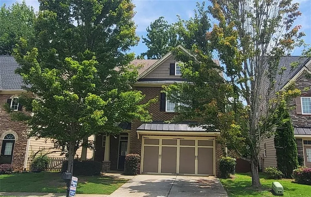 3 bed, 2.5 bath, 2430 sqft, $2,400 — Photo 1