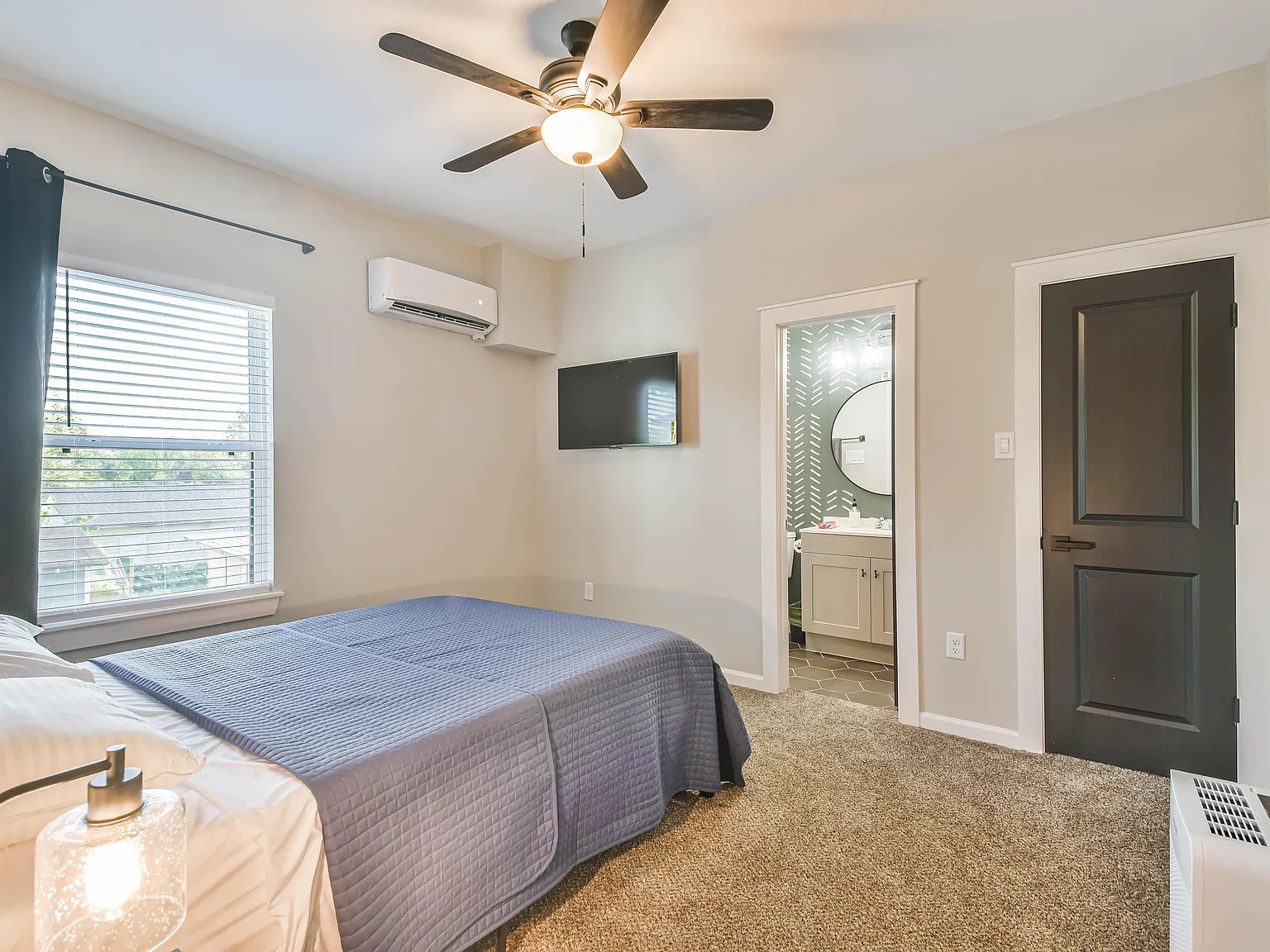 4 bed, 5.0 bath, 1600 sqft, $992 — Photo 1