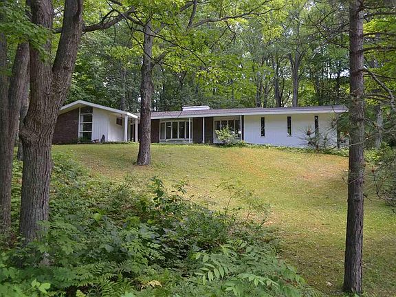 2nd image of 2923 Hillcrest Dr