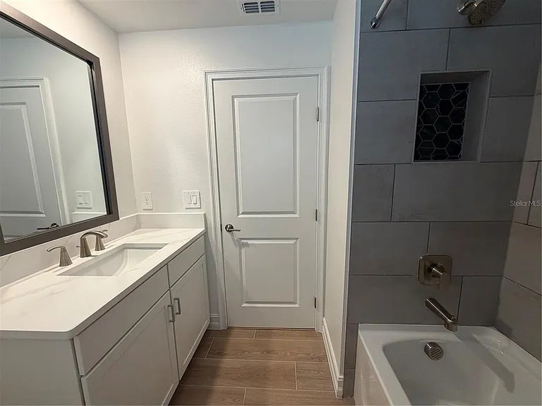1523 W Chestnut St — Photo 17