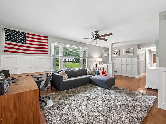 5th image of 2219 Larchmont Dr