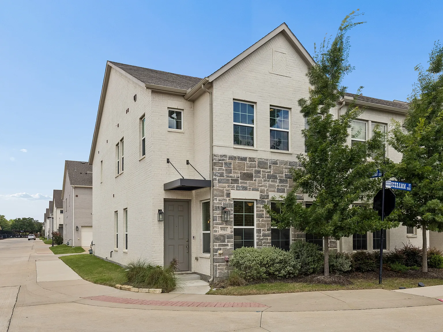 3 bed, 2.5 bath, 1773 sqft, $2,800 — Photo 2