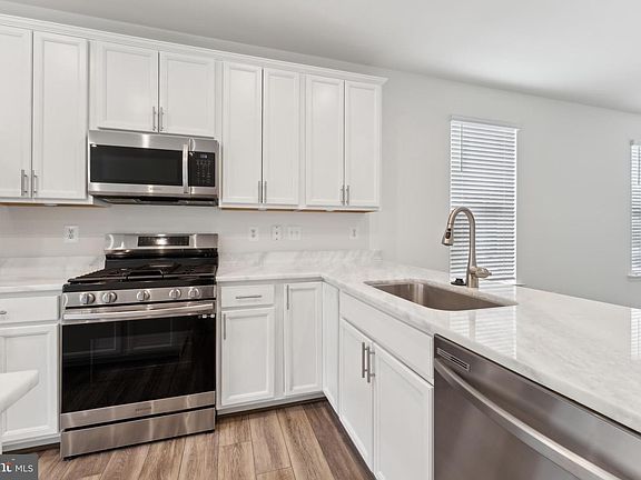 2nd image of 227 Jenkins Way Gln
