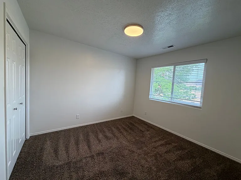 425 E 1050 S — Photo 16
