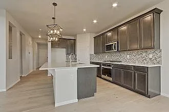 470 Hyde Park Cir — Photo 2