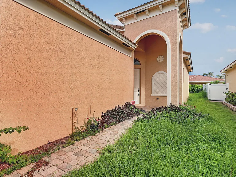 6305 Spring Lake Ter — Photo 3