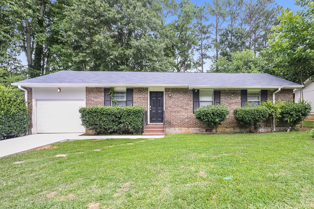 3 bed, 1.5 bath, 1050 sqft, $1,570 — Photo 1