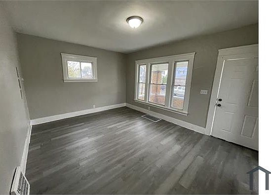 5th image of 1733 Long Ave