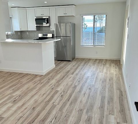 4th image of 5050 Santa Monica Ave #14