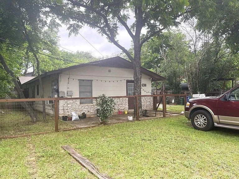 4708 Red River St — Photo 2
