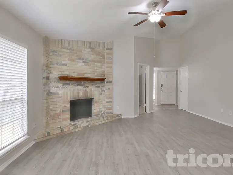 7811 Bluff Trail Dr — Photo 2