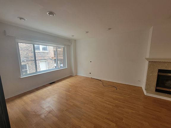 3rd image of 2907 W Argyle St