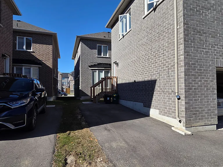 9 Waterleaf Rd #COACH HOUSE — Photo 2