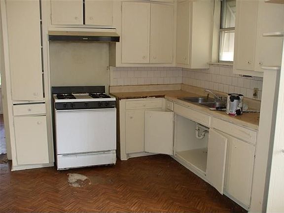 2nd image of 2340 Lombardy Dr