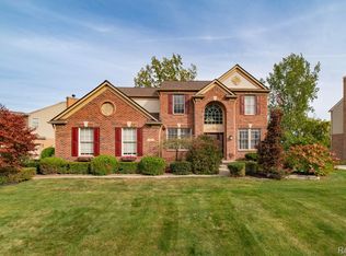 340 Hampton Woods Ln, Lake Orion, MI 48360