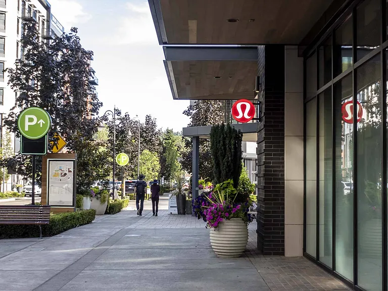 Explore the vibrant local community, with shops, dining, and entertainment just minutes away at The Village at Totem Lake and Kirkland Waterfront.